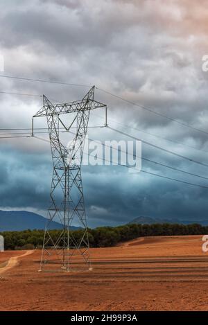 Stange für Hochspannungsleitungen an einem stürmischen Tag. Stockfoto