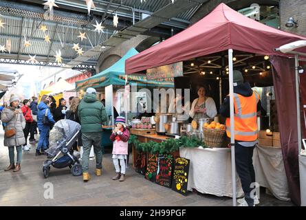 Der 2021 Christmas Canopy Market am Granary Square am Kings Cross im Norden Londons, Großbritannien Stockfoto