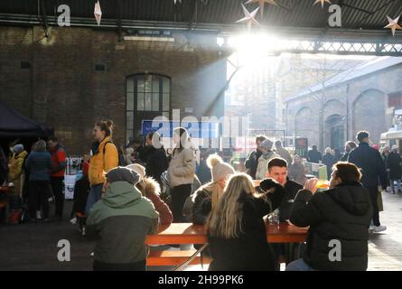 Der 2021 Christmas Canopy Market am Granary Square am Kings Cross im Norden Londons, Großbritannien Stockfoto