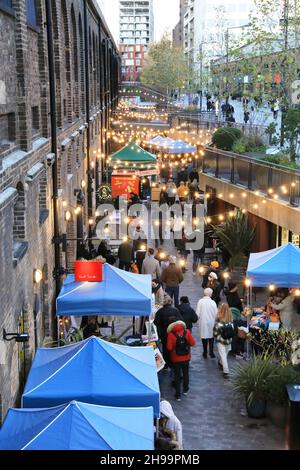 Der Weihnachtsmarkt in der Lower Stable Street, bei Coal Drops Yard, Kings Cross, North London, Großbritannien Stockfoto