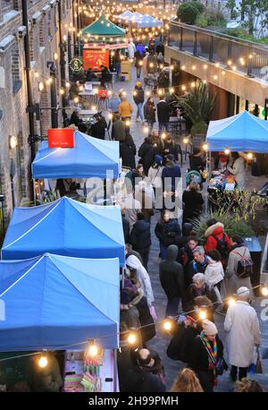 Der Weihnachtsmarkt in der Lower Stable Street, bei Coal Drops Yard, Kings Cross, North London, Großbritannien Stockfoto