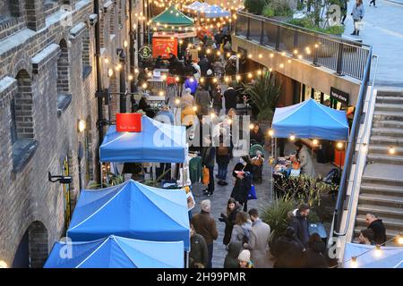 Der Weihnachtsmarkt in der Lower Stable Street, bei Coal Drops Yard, Kings Cross, North London, Großbritannien Stockfoto