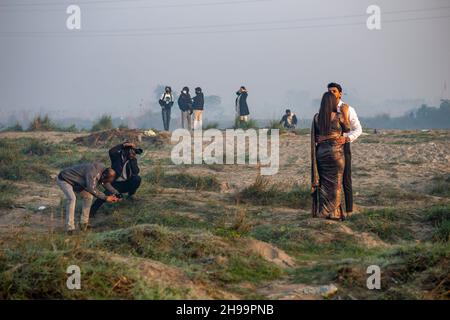 Neu-Delhi, Indien. 05th Dez 2021. Eine Braut und ein Bräutigam posieren für ein Fotoshooting vor der Hochzeit im Yamuna Ghat, kashmiri Gate in Delhi. (Foto von Pradeep Gaur/SOPA Images/Sipa USA) Quelle: SIPA USA/Alamy Live News Stockfoto