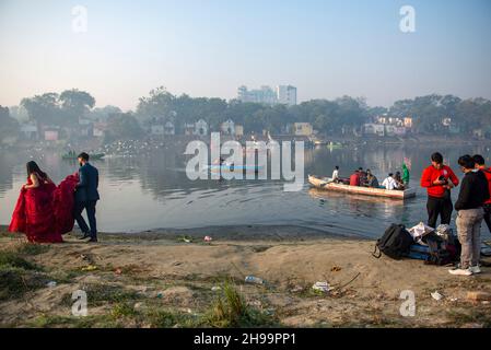 Neu-Delhi, Indien. 05th Dez 2021. Eine Braut und ein Bräutigam, die für ein Fotoshooting vor der Hochzeit im Yamuna Ghat, kashmiri Gate in Delhi, gehen. (Foto von Pradeep Gaur/SOPA Images/Sipa USA) Quelle: SIPA USA/Alamy Live News Stockfoto