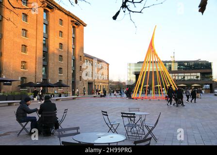 Der Weihnachtsbaum aus dem Jahr 2021 auf dem Granary Square, mit dem Titel Temenos, entworfen von Liliane Lijn, in Kings Cross, London, Großbritannien Stockfoto