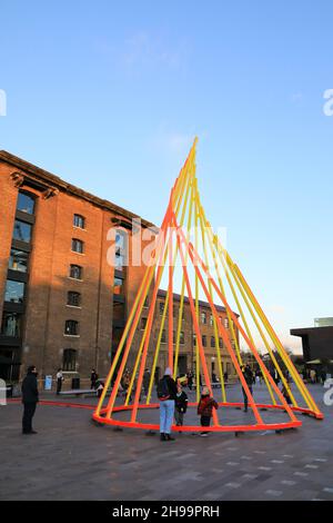 Der Weihnachtsbaum aus dem Jahr 2021 auf dem Granary Square, mit dem Titel Temenos, entworfen von Liliane Lijn, in Kings Cross, London, Großbritannien Stockfoto