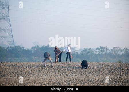 Neu-Delhi, Indien. 05th Dez 2021. Eine Braut und ein Bräutigam posieren für ein Fotoshooting vor der Hochzeit im Yamuna Ghat, kashmiri Gate in Delhi. (Foto von Pradeep Gaur/SOPA Images/Sipa USA) Quelle: SIPA USA/Alamy Live News Stockfoto