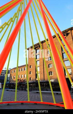 Der Weihnachtsbaum aus dem Jahr 2021 auf dem Granary Square, mit dem Titel Temenos, entworfen von Liliane Lijn, in Kings Cross, London, Großbritannien Stockfoto