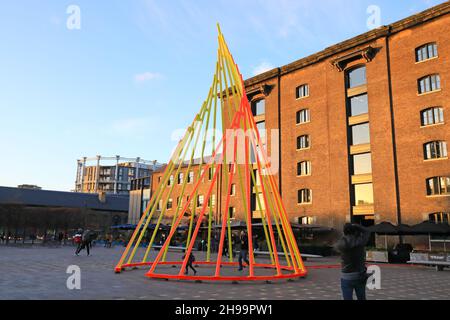 Der Weihnachtsbaum aus dem Jahr 2021 auf dem Granary Square, mit dem Titel Temenos, entworfen von Liliane Lijn, in Kings Cross, London, Großbritannien Stockfoto