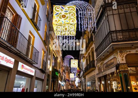 Sevilla, Spanien - Dezember 22,2020: Weihnachtsdekoration in der Sierpes Straße, Sevilla, Andalusien, Spanien Stockfoto