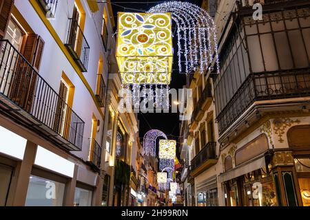 Weihnachtsdekoration in Sierpes Straße, Sevilla, Andalusien, Spanien Stockfoto