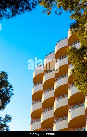 Detail des Apartmenthauses am Meer in Sant Agusti in der Nähe von Palma, Mallorca, Spanien Stockfoto