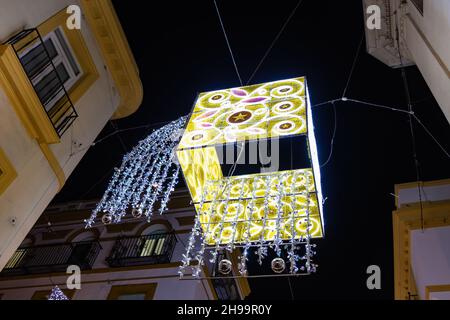 Weihnachtsdekoration in Sierpes Straße, Sevilla, Andalusien, Spanien Stockfoto