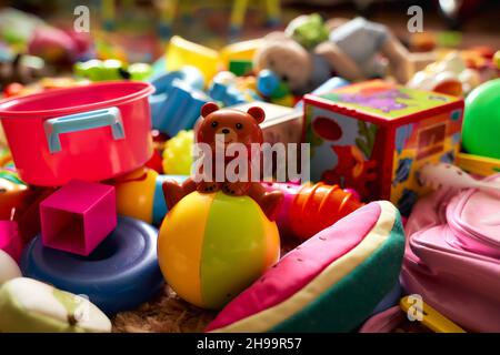 Kinderspielzeug. Ein Blick auf einen bärenförmigen Feller. Der Rest des Spielzeugs ist auf dem Boden verstreut Stockfoto