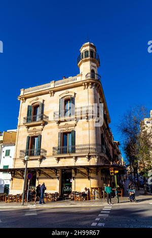 Fassade des Hotels Hostal Cuba aus dem frühen 20th. Jahrhundert im Stadtteil Santa Catalina von Palma, Mallorca, Spanien Stockfoto