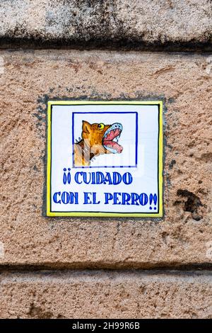 'Cuidado Con El Perro' (Vorsicht vor dem Hund) Tafel auf einem Haus im ruhigen Viertel La Bonanova, Mallorca, Spanien Stockfoto