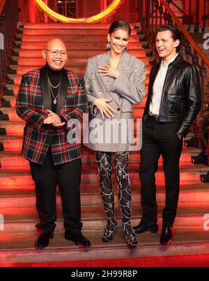 (Von links nach rechts) Jacob Batalon, Zendaya und Tom Holland während einer Fotoaufnahme für ihren neuen Film Spider-man: No Way Home, im Old Sessions House, London. Bilddatum: Sonntag, 5. Dezember 2021. Stockfoto