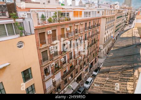 Blick von der Dachterrasse auf die Altstadt, Morgenzeit, sonniger Tag, ALICANTE, SPANIEN - 19. NOVEMBER 2021 Stockfoto