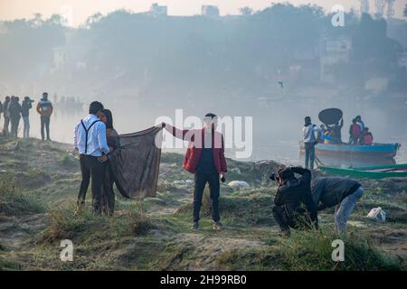 Neu-Delhi, Indien. 05th Dez 2021. Eine Braut und ein Bräutigam posieren für ein Fotoshooting vor der Hochzeit im Yamuna Ghat, kashmiri Gate in Delhi. Kredit: SOPA Images Limited/Alamy Live Nachrichten Stockfoto