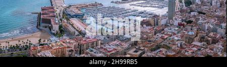 Landschaftlich reizvoller Panoramablick von der Burg Santa Barbara auf See, Hafen und Yachten in der Küstenstadt Alicante, ALICANTE, SPANIEN - NOVEMBER 19 Stockfoto