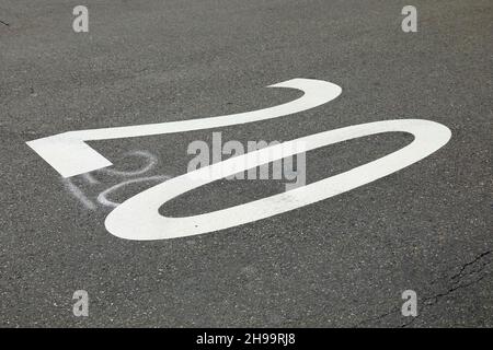 Auf der Fahrbahn ist ein Tempolimit von 20 Stundenkilometern sichtbar. Stockfoto