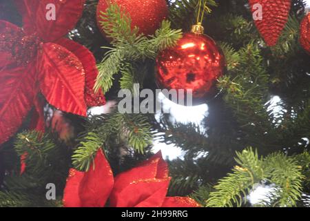 Weihnachtsbaumschmuck in rot. Hintergrund der Weihnachtskarte. Stockfoto