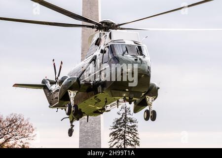 Washington, Usa. 05th Dez 2021. Der Präsident und die First Lady fliegen am Washington Monument vorbei, als sie über Marine One ins Weiße Haus zurückkehren. Kredit: SOPA Images Limited/Alamy Live Nachrichten Stockfoto