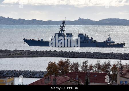 Marseille, Frankreich. 05th Dez 2021. USS Porter DDG-78 Arleigh Burke-Klasse Zerstörer die US Navy kommt am Alten Hafen von Marseille (Vieux-Port de Marseille) an. (Foto von Gerard Bottino/SOPA Images/Sipa USA) Quelle: SIPA USA/Alamy Live News Stockfoto