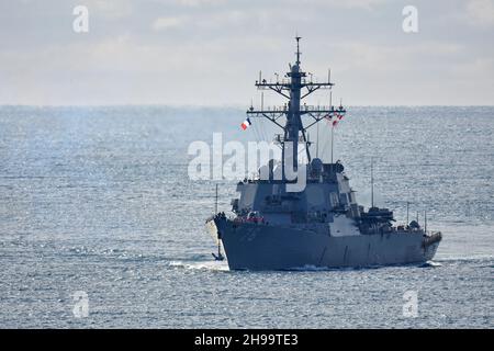 Marseille, Frankreich. 05th Dez 2021. USS Porter DDG-78 Arleigh Burke-Klasse Zerstörer die US Navy kommt am Alten Hafen von Marseille (Vieux-Port de Marseille) an. Kredit: SOPA Images Limited/Alamy Live Nachrichten Stockfoto