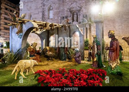 Valencia, Spanien. 04th Dez 2021. Blick auf die Weihnachtskrippe auf der Plaza San Agustin in Valencia.Valencia begrüßt Weihnachten mit den klassischen Lichtern. Zwei riesige Kugeln, 14 und 11 Meter hoch, erstrahlen auf dem Rathausplatz mit bewegter Beleuchtung, Musik und einer audiovisuellen Show, die jede Stunde zu sehen ist. Die angrenzenden Straßen haben auch Weihnachtsdekorationen veröffentlicht. Kredit: SOPA Images Limited/Alamy Live Nachrichten Stockfoto