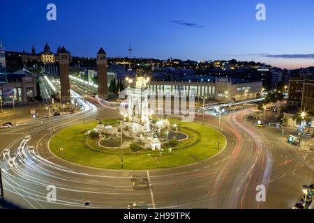 BARCELONA, SPANIEN - 10. Nov 2017: Eine Luftaufnahme des Stadtbildes von Barcelona in Spanien bei Nacht Stockfoto