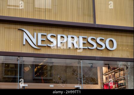 Edinburgh, Schottland - 20. November 2021: Das Zeichen für den Nespresso-Laden in Edinburgh. Stockfoto