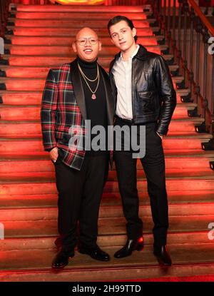 Tom Holland (rechts) und Jacob Batalon während einer Fotoaufnahme für ihren neuen Film Spider-man: No Way Home im Old Sessions House, London. Bilddatum: Sonntag, 5. Dezember 2021. Stockfoto