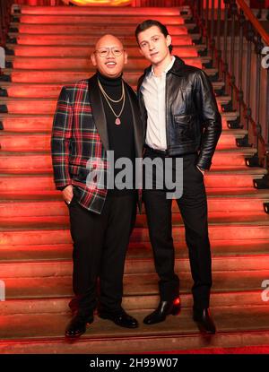 Tom Holland (rechts) und Jacob Batalon während einer Fotoaufnahme für ihren neuen Film Spider-man: No Way Home im Old Sessions House, London. Bilddatum: Sonntag, 5. Dezember 2021. Stockfoto