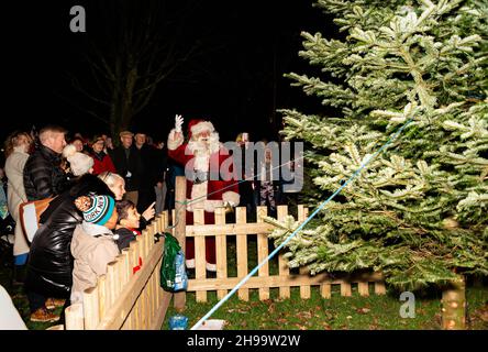 Warrington, Hes. 05. Dezember 2021 - Walton in der Nähe von Warrington, Ceshire, hat eine Versammlung, in der Weihnachtslieder gesungen werden und der Weihnachtsmann kommt, um Kinder zu treffen und die Baumlichter anzuschalten.Quelle: John Hopkins/Alamy Live News Stockfoto