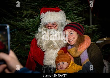 Warrington, Hes. 05. Dezember 2021 - Walton in der Nähe von Warrington, Ceshire, hat eine Versammlung, in der Weihnachtslieder gesungen werden und der Weihnachtsmann kommt, um Kinder zu treffen und die Baumlichter anzuschalten.Quelle: John Hopkins/Alamy Live News Stockfoto