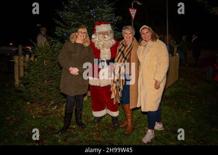 Warrington, Hes. 05. Dezember 2021 - Walton in der Nähe von Warrington, Ceshire, hat eine Versammlung, in der Weihnachtslieder gesungen werden und der Weihnachtsmann kommt, um Kinder zu treffen und die Baumlichter anzuschalten.Quelle: John Hopkins/Alamy Live News Stockfoto