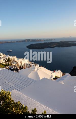 Imergovigli, Santorini, Griechenland - 29. Juni 2021: Weiß getünchte Häuser mit Terrassen und Pools und einer schönen Aussicht in Imerovigli auf der Insel Santorini, GRE Stockfoto