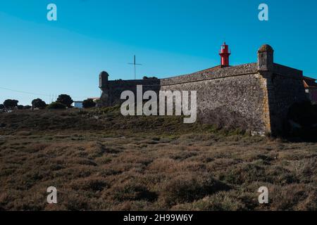 Blick auf den Leuchtturm Farol de Esposende an der Atlantikküste in Esposende, Portugal. Stockfoto