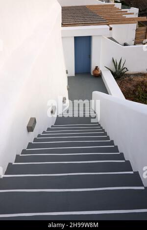Schmale Steintreppen, ein traditionelles Stück Architektur auf der Insel Santorini. Griechenland Stockfoto
