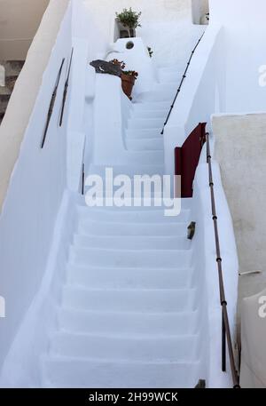 Schmale Steintreppen, ein traditionelles Stück Architektur auf der Insel Santorini. Griechenland Stockfoto