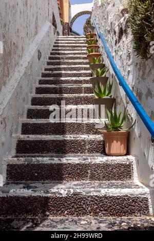 Schmale Steintreppen in Red Beach an der Südküste der Insel Santorini, Kykladen. Griechenland Stockfoto