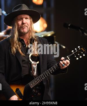 In Den Usa. 03rd Dez 2021. Devon Allman tritt beim fünften jährlichen Allman Family Revival in der Van Wezel Performing Arts Hall auf. Das Allman Family Revival ist eine All-Star-Konzerttournee, die das Leben, den Geist und die Musik von Gregg Allman feiert und von seinem Sohn, dem Musiker Devon Allman, moderiert wird. (Foto von Paul Hennessy/SOPA Images/Sipa USA) Quelle: SIPA USA/Alamy Live News Stockfoto