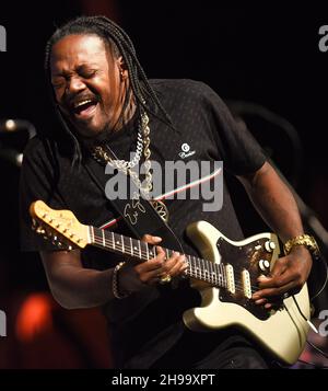 In Den Usa. 03rd Dez 2021. Eric Gales tritt beim fünften jährlichen Allman Family Revival in der Van Wezel Performing Arts Hall auf. Das Allman Family Revival ist eine All-Star-Konzerttournee, die das Leben, den Geist und die Musik von Gregg Allman feiert und von seinem Sohn, dem Musiker Devon Allman, moderiert wird. Kredit: SOPA Images Limited/Alamy Live Nachrichten Stockfoto