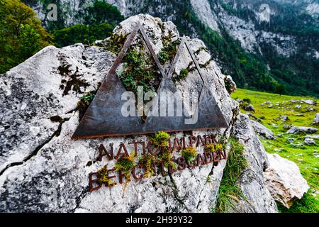 Schild des Berchtesgadener Nationalparks im Berchtesgadener Tal, Deutschland Stockfoto