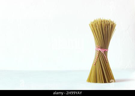 Neujahrsbaum aus Spaghetti glutenfrei Stockfoto