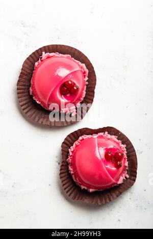 Rosa Mousse Kuchen auf weißem Hintergrund Draufsicht Stockfoto