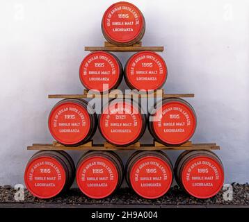 Ausstellung von Whiskyfässern - Lochranza Distillery - Isle of Arran, Schottland, Vereinigtes Königreich - 21st. Juli 2021 Stockfoto