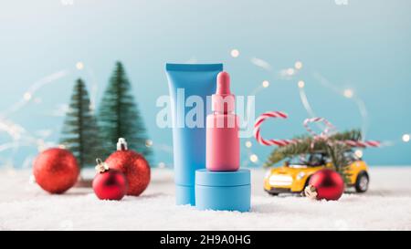 Mockup von Gläsern mit Kosmetikprodukten auf weihnachtlichem Hintergrund. Geschenk für das neue Jahr. Stockfoto