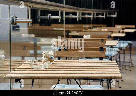 Leere Kaffeehäuser und Stühle draußen in london an sonnigen Tagen Stockfoto